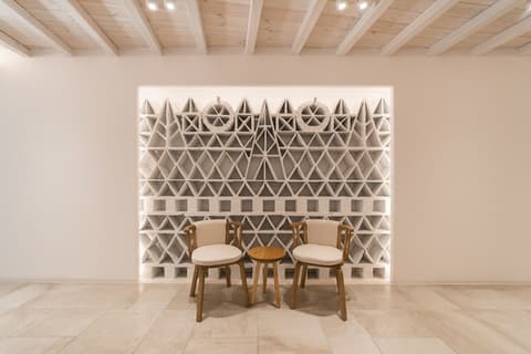 Vienoula's Garden, Interior