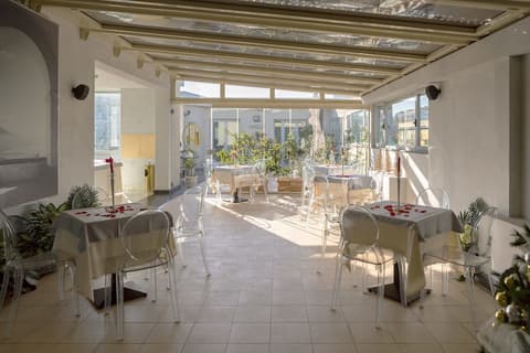 Hotel Naples, Dining