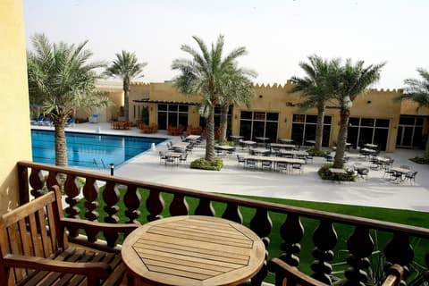 Al Hamra Village Hotel, Reception