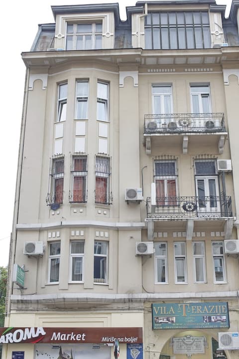 Vila Terazije, Front of property
