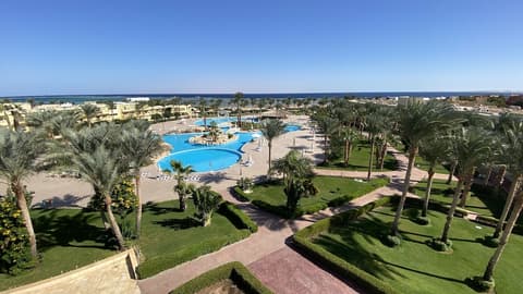 Amwaj Oyoun Resort & Casino, Outdoor pool