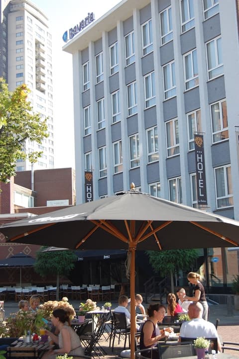 Hotel La Reine, Front of property