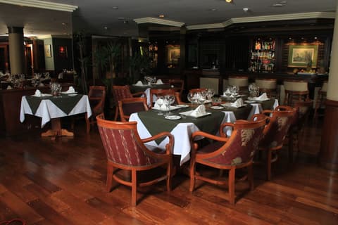 Premier Hill, Restaurant