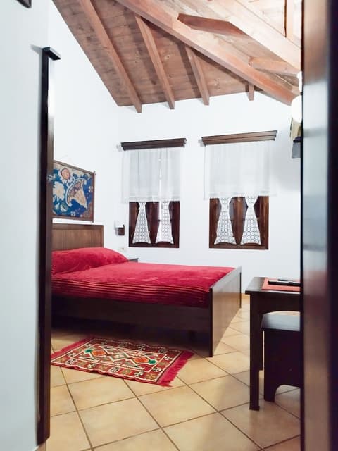 Guva Mangalem, Room
