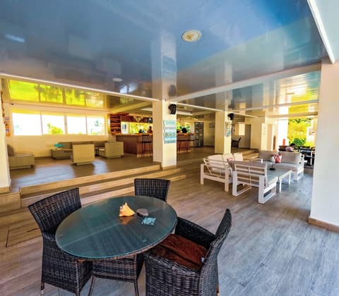 Caribbean Coral, Poolside bar