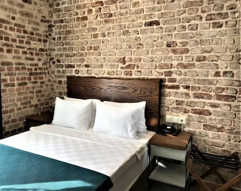 Galatahan Hotel, Room