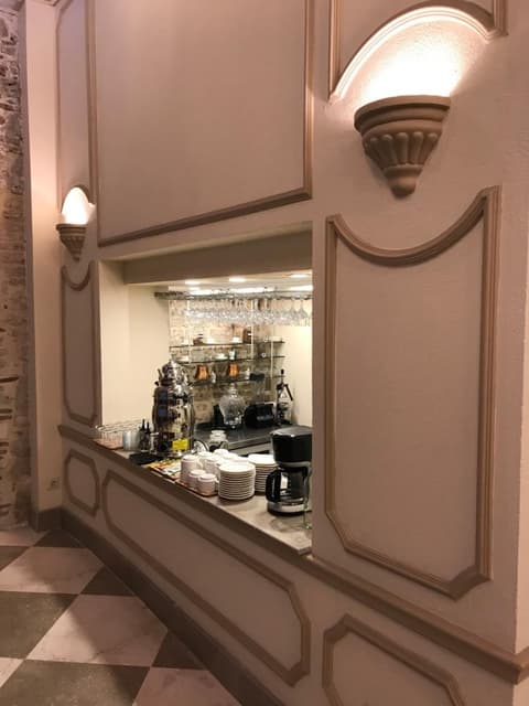 Galatahan Hotel, Restaurant