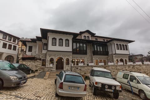 Hotel Onufri, Front of property