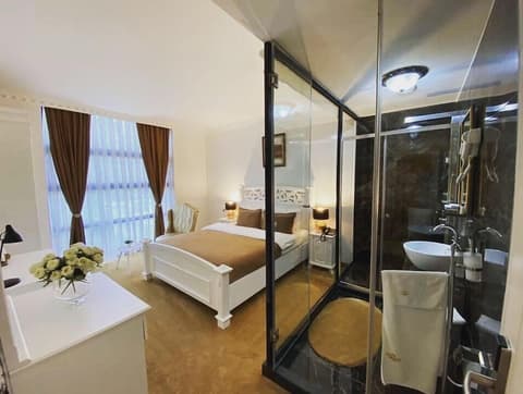 Golden Hotel, Room