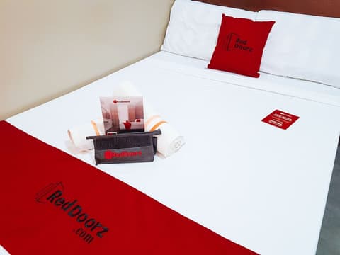 RedDoorz @ Caimito Drive Dampas