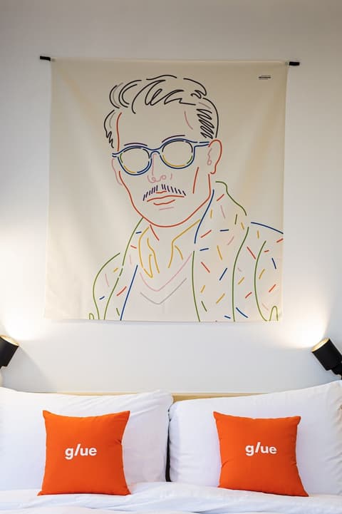 glue Hotel