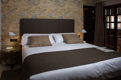 Colonial Palace, Room