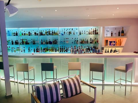 Loucas On The Cliff, Bar (on property)