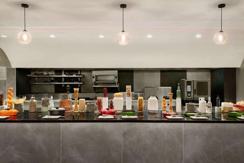 Ramada Encore by Wyndham Muscat Al-Ghubra, Restaurant