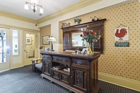 Golden Gate Hotel, Lobby