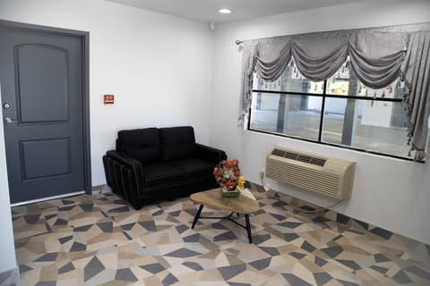 Pico Rivera Inn and Suites, Interior entrance