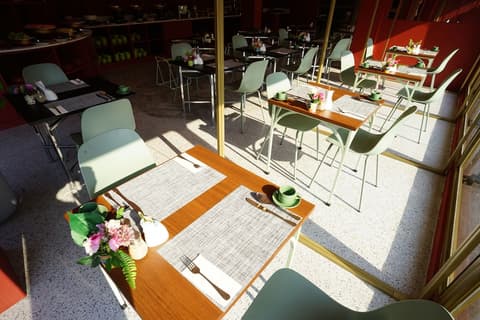 4 Monkeys Hotel, Dining