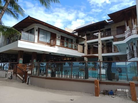 Mandarin White Sand Boracay, Front of property