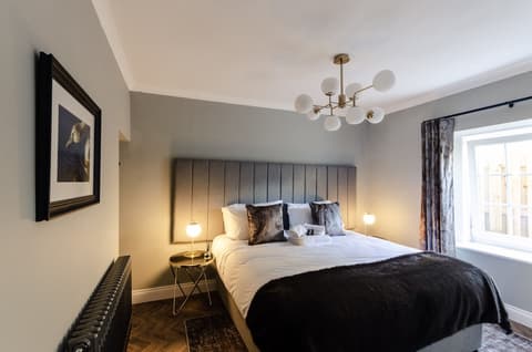 Sweeney Motherwell, Room