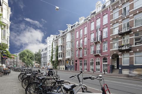 Krisotel, Front of property