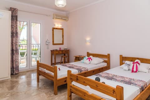 Roussa's Studios and Apartments