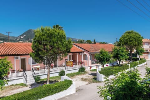 Roussa's Studios and Apartments