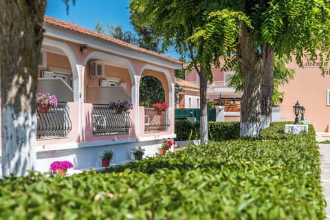 Roussa's Studios and Apartments, Terrace/patio