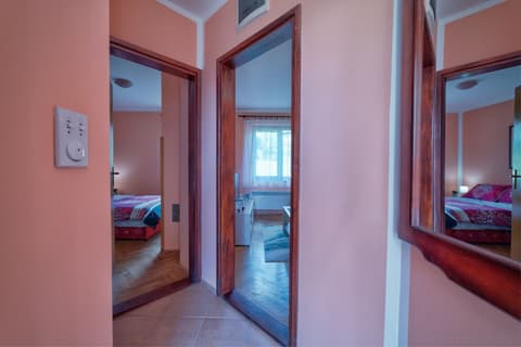 Apartment 4s, Interior entrance