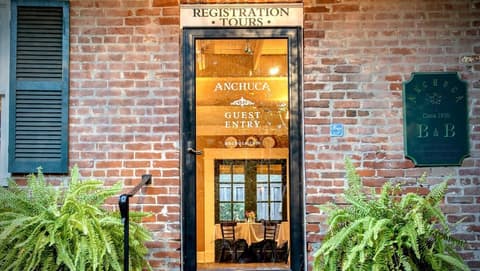 Anchuca Historic Mansion & Inn