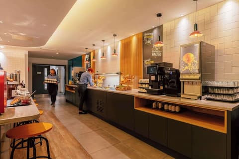 Hampton by Hilton London Park Royal, Breakfast area