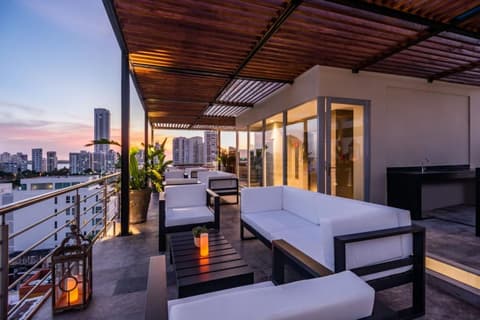 OZ Hotel Luxury, Front of property