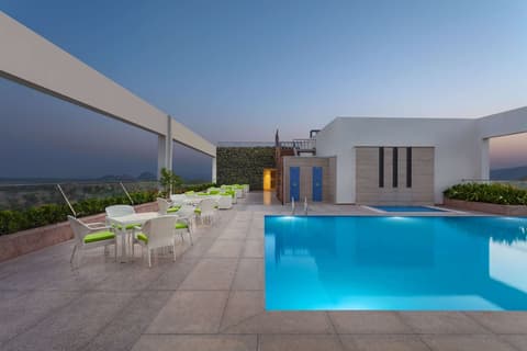 Doubletree by Hilton Jaipur Amer, Pool