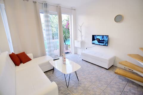 Aloha Apartments with pool, Living area