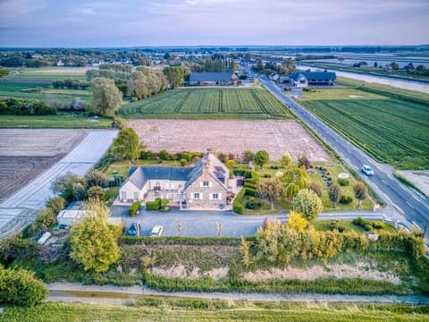 Les Vieilles Digues, Property grounds