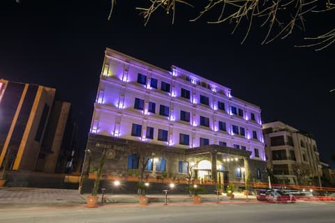 Strand Hotel, Front of property