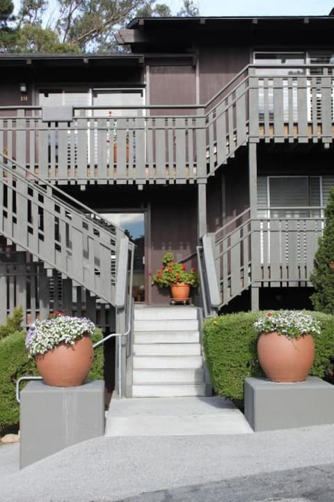 Olympia Lodge, Front of property