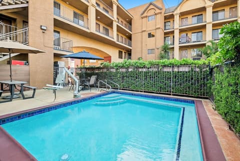 Howard Johnson by Wyndham Pasadena, Outdoor pool