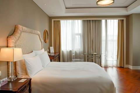 Sunrise on the Bund, Room