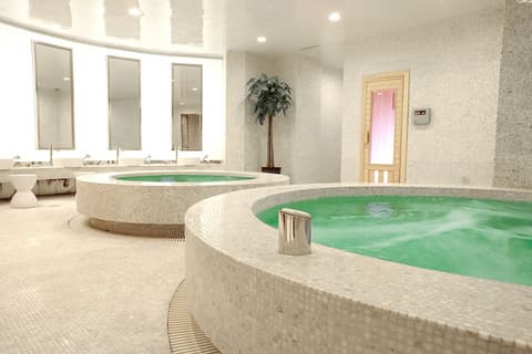 Sunrise on the Bund, Sauna