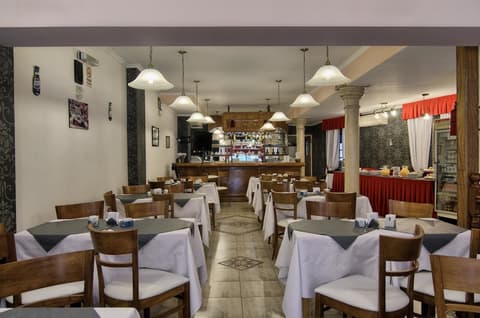 Hotel Internacional, Dining