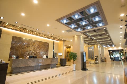 Hotel International, Lobby