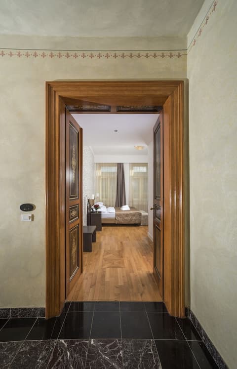 Deminka Palace, Interior entrance