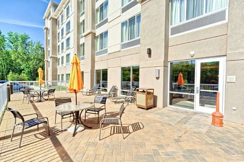 Hilton Garden Inn Mt. Laurel, Terrace/patio