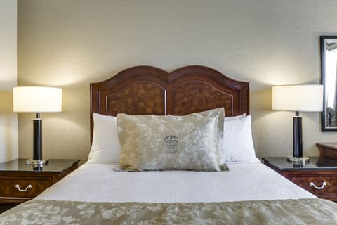 Monte Carlo Inn & Suites Downtown Markham, Room