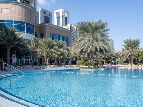 Hilton Doha, Pool