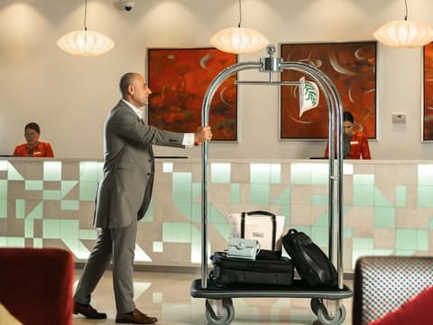 Hilton Doha, Reception