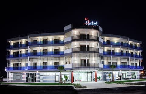 SHotel, Front of property