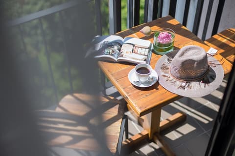 Page 10, Hotel, Balcony