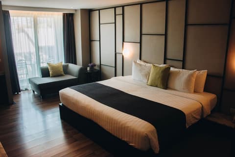 Page 10, Hotel, Room