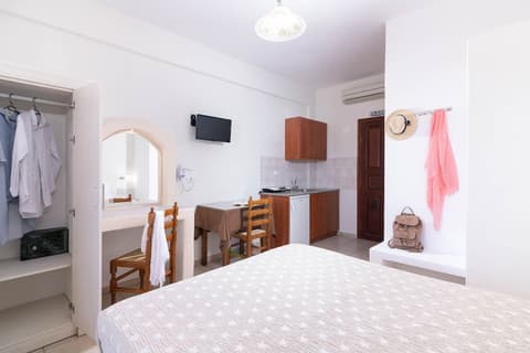 Mandilaria Studios, Room